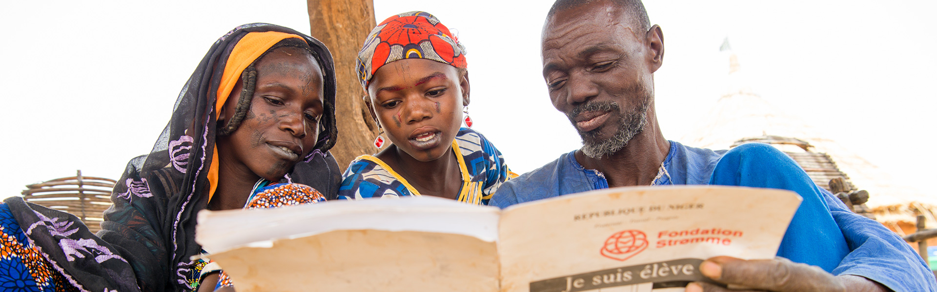 A Speed School girl teaches her parents how to read. Photo: Thorleif Svensson